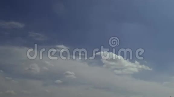 蓝天上空的光云视频的预览图