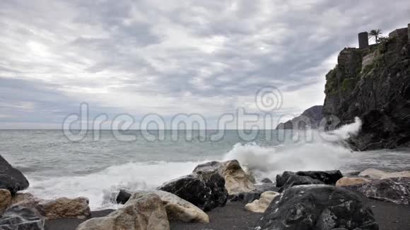 利古里亚海沿岸多云的早晨视频的预览图