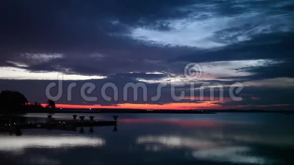 湖面上美丽的日落全景视频的预览图