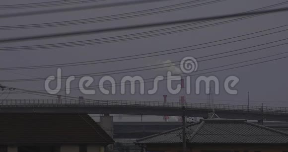 日本子市工业区的化学烟雾视频的预览图