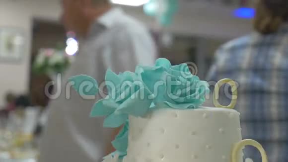 视频美丽的结婚蛋糕是餐厅视频的预览图