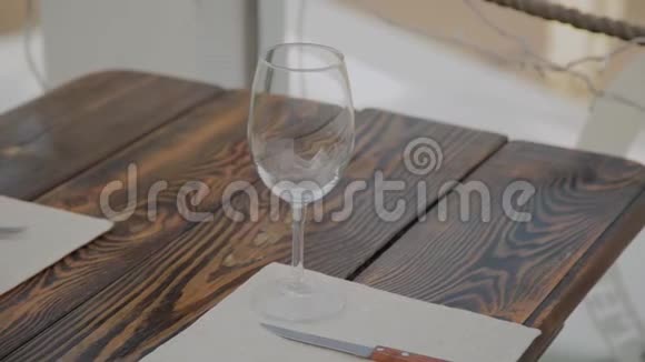 户外餐厅提供服务的桌子视频的预览图