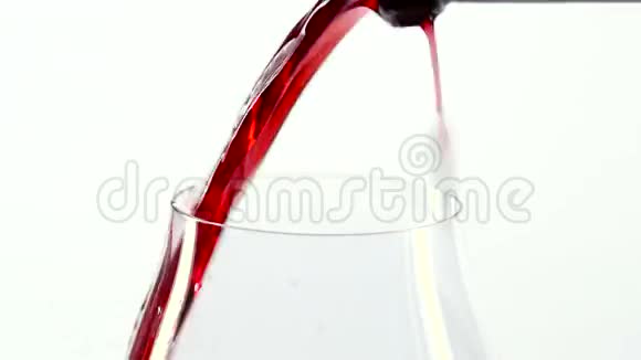 红酒倒入酒杯白色特写视频的预览图
