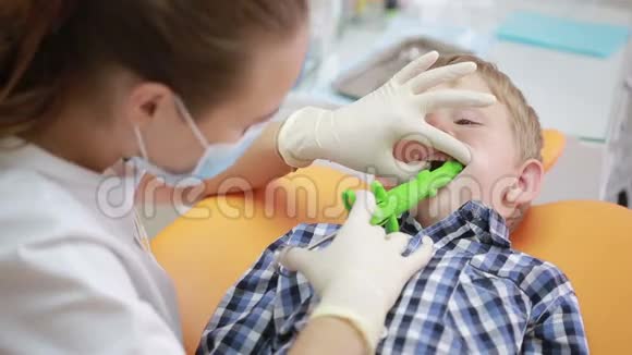小男孩在检查口腔时牙医视频的预览图