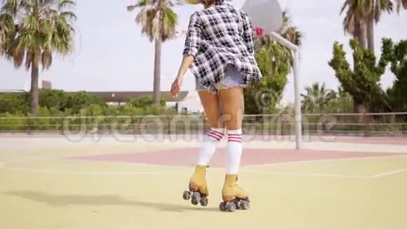 在篮球场上溜冰的女人视频的预览图