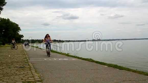 快乐的母亲和成年女儿骑自行车视频的预览图
