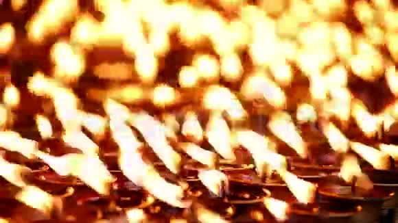 在尼泊尔加德满都的Boudhanath烧蜡烛视频的预览图