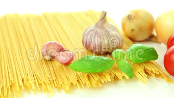 意大利面条西红柿洋葱大蒜和罗勒意大利食品背景视频的预览图