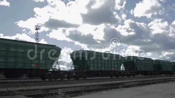 货运火车在晴天经过视频的预览图