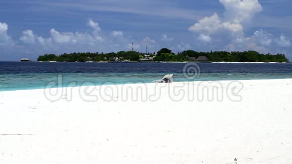 带有白色海滩的马尔代夫热带天堂视频的预览图