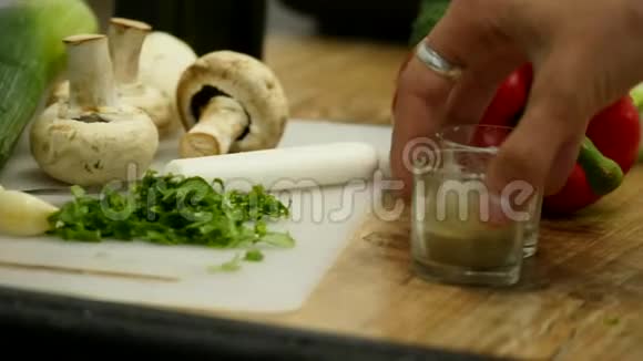 加香料的木板上的牛肉牛排视频的预览图