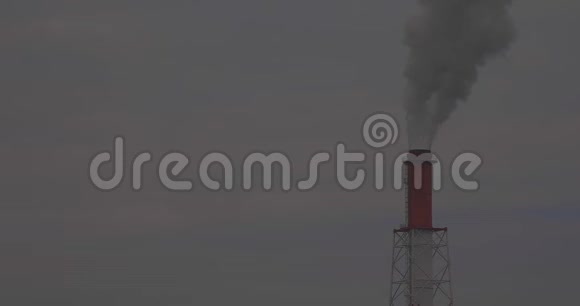 日本子市工业区的化学烟雾视频的预览图