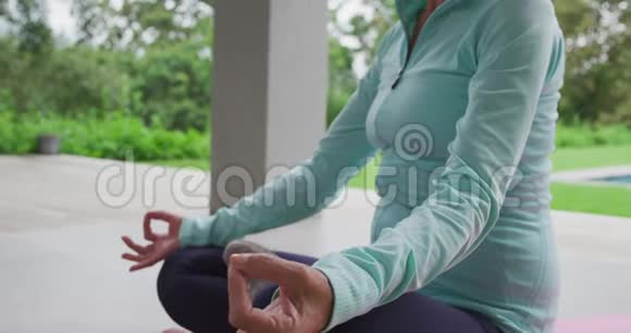 做瑜伽的高级女人视频的预览图
