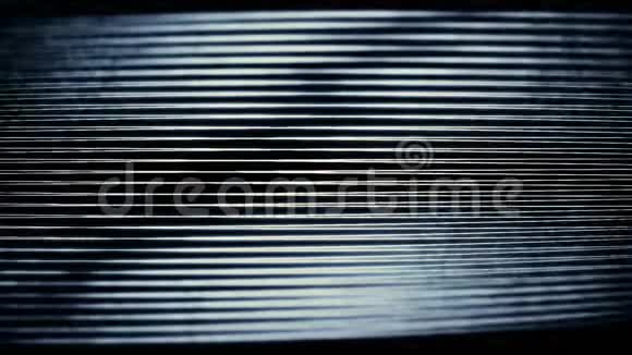 抽象的白色的曲线纤维在黑色背景上伸展和缩小很多水平的霓虹灯线视频的预览图