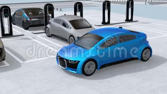 蓝车行驶在装有电动汽车充电系统的停车场视频的预览图