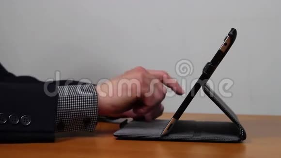商人的手在做平板电脑视频的预览图