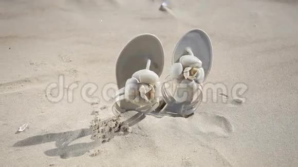 米色女人字拖鞋靴在沙滩上暑假假期视频的预览图