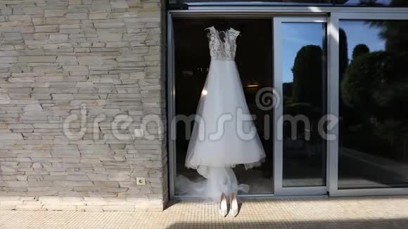婚纱在人体模特上白色婚纱在看台上漂亮的裙子视频的预览图