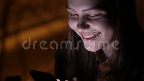 带着智能手机的少女在窗口聊天4KUHD视频的预览图