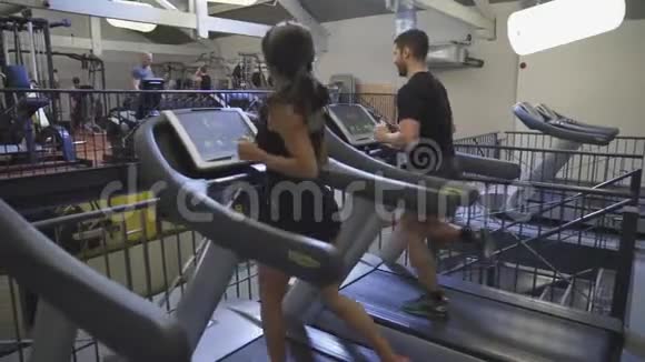 有魅力的年轻人在跑步机上锻炼视频慢动作视频的预览图