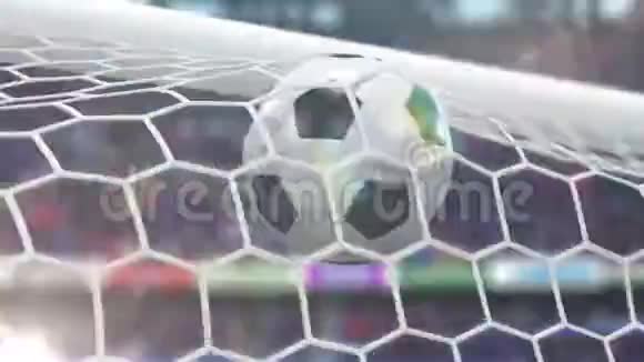 足球用照相机闪光进入球门视频的预览图