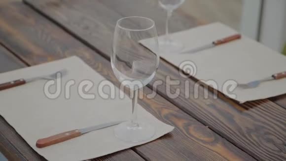 户外餐厅提供服务的桌子视频的预览图