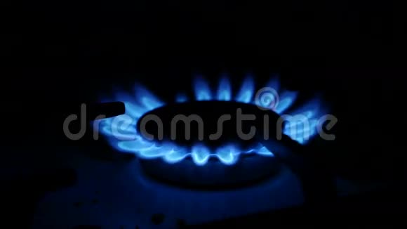 家用燃气灶亮蓝燃气视频视频的预览图
