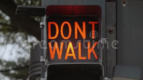 步行不要在塔尔萨市市区走旧的红绿灯视频的预览图