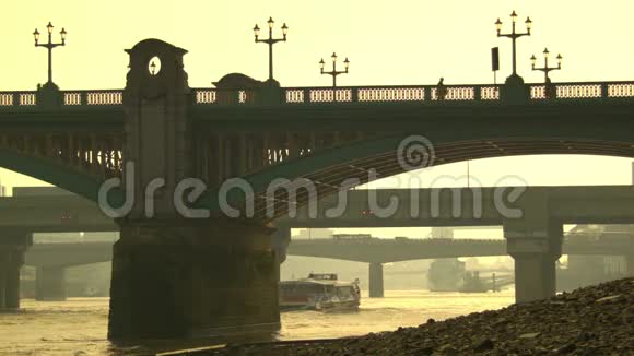 早上从铁路桥下经过的船伦敦视频的预览图