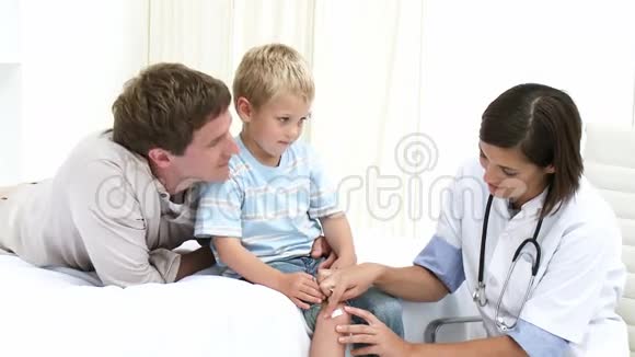 小男孩正在接受医生的检查视频的预览图