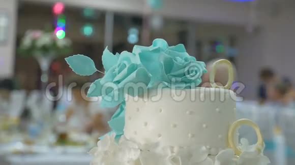 漂亮的婚礼蛋糕是餐厅的视频视频的预览图