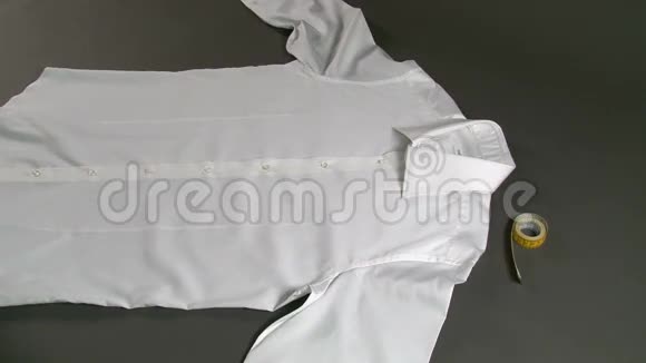 裁缝测量男衬衫胸围视频的预览图