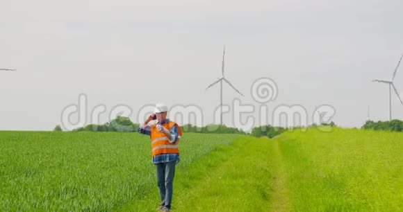 工程师在农场散步时讲手机视频的预览图