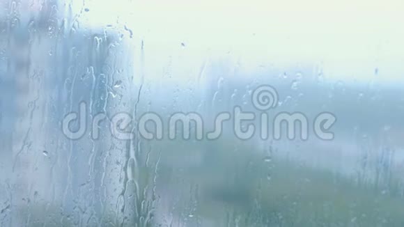 雨点顺着玻璃特写落下视频的预览图