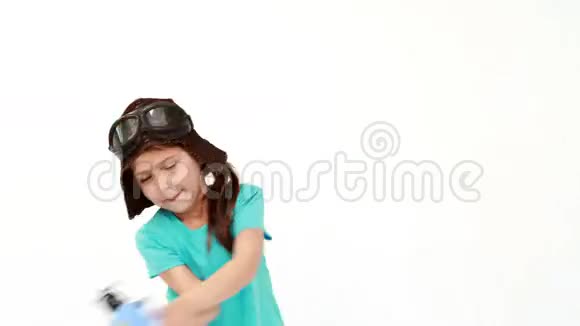 小男孩玩玩具飞机视频的预览图