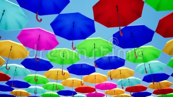 五颜六色的雨伞挂在天空中视频的预览图