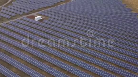 可再生电力无人驾驶飞行的太阳能发电厂位于现场视频的预览图