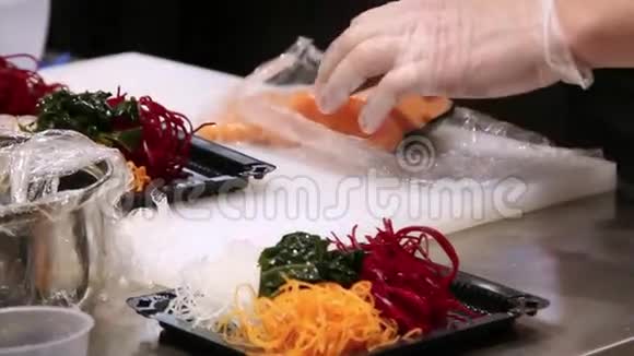 厨师手拿手套在船上切鲑鱼视频的预览图