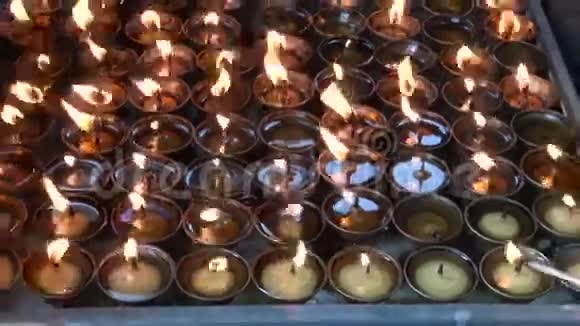 在尼泊尔的斯韦恩布哈纳寺的佛教蜡烛视频的预览图