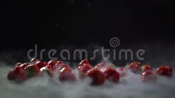 草莓放在桌子上放在液氮里视频的预览图