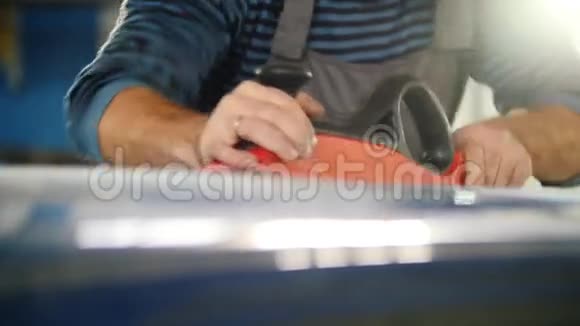 汽车服务一名工人修理汽车关闭视频的预览图