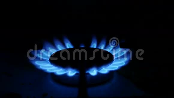 家用煤气炉是视频点亮的蓝色煤气视频的预览图