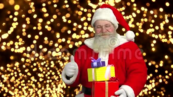 圣诞老人拿着礼物视频的预览图