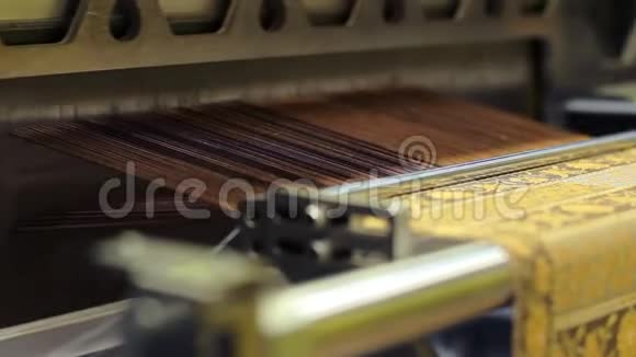 纺织厂服装用织机纺织业视频的预览图