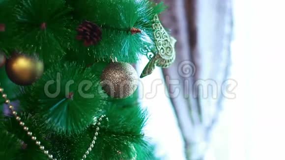 松树上的圣诞装饰品和玩具视频的预览图