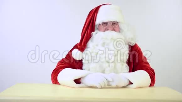 圣诞老人坐着做手势视频的预览图