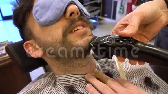 在一家老式理发店刮胡子视频的预览图