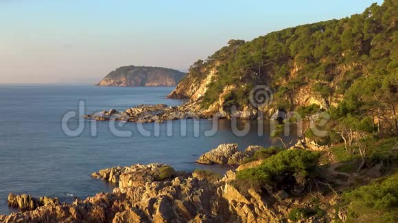 西班牙海岸美丽的海湾景观科斯塔布拉瓦视频的预览图