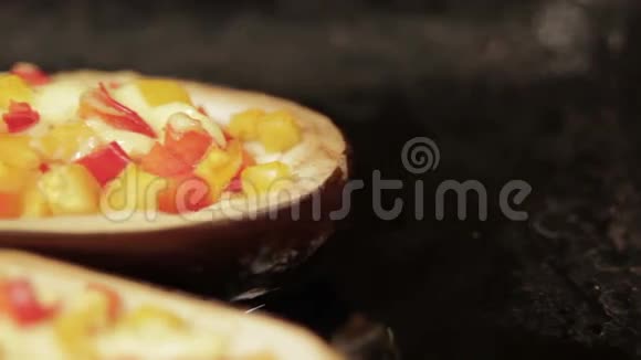 烤茄子里面有奶酪和蔬菜视频的预览图