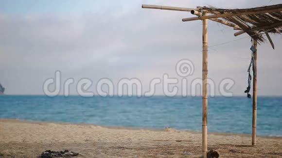 在一个废弃的海滩上倒塌的竹篷不是季节是生态概念视频的预览图
